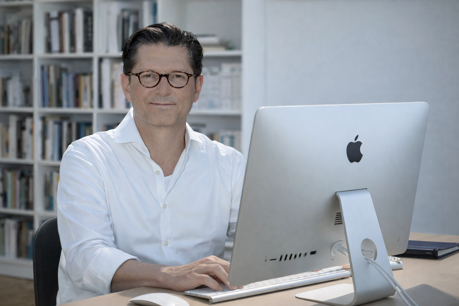 Theo Heuss am Arbeitsplatz im Studio in Renningen nahe Stuttgart